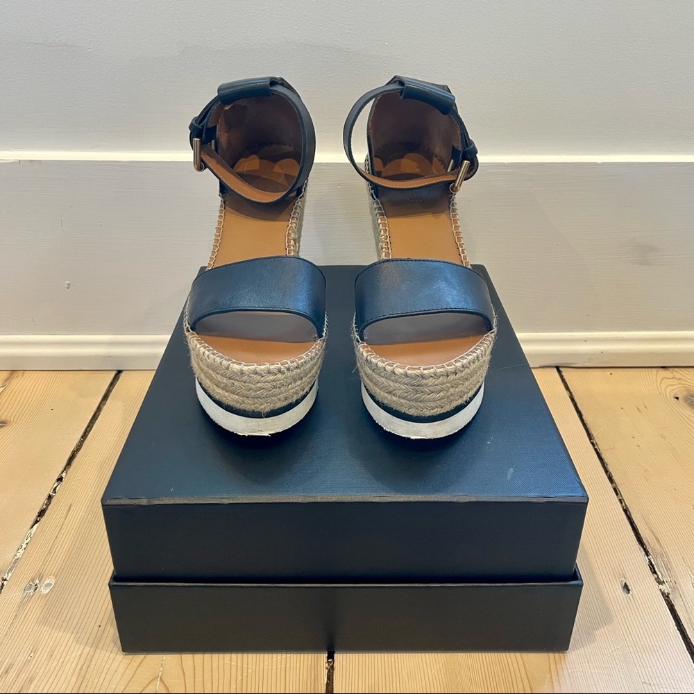 Glyn Wedge Sandal in Nero, See by Chloe